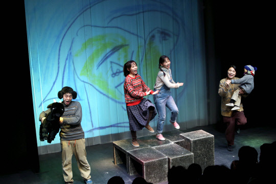 '아빠 얼굴예쁘네요'  (사진=극단 학전)